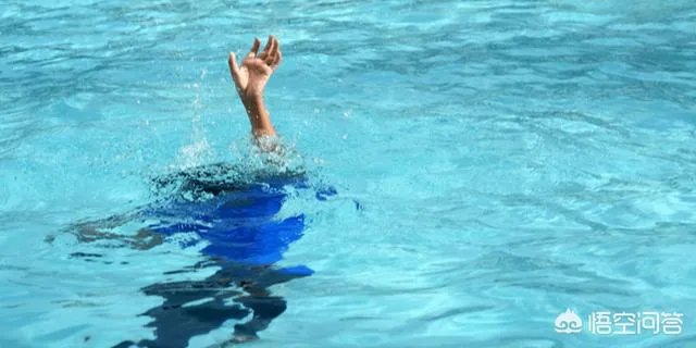 为什么有些溺水死亡的人被人拉上来胳膊和腿都是卷曲着的？
