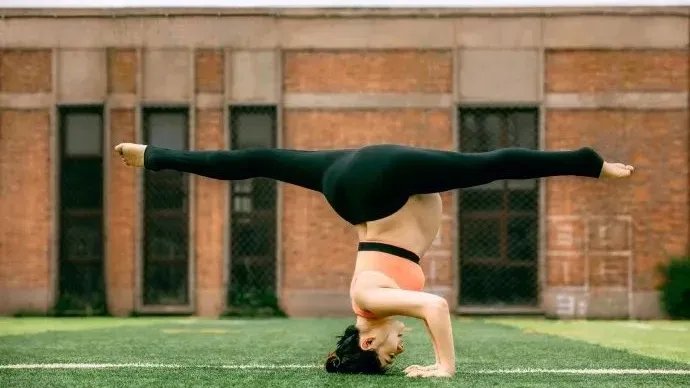 刘璇晒孕肚倒立照，孕妇是否适合倒立行为？