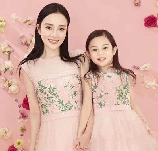 贾乃亮晒合照祝甜馨生日快乐,李小璐对此有何回应?