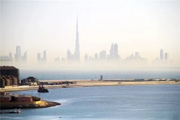 上海上空现海市蜃楼，这是由于什么原因出现的这种现象？