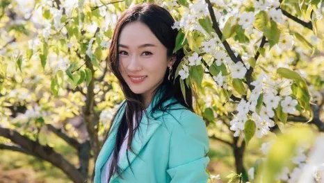 霍思燕带儿子出门游玩,嗯哼穿绿色T恤配五分裤,越来越像杜江,啥颜值?