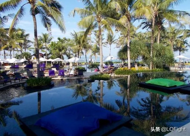 问巴厘岛当地有哪些好的酒店和度假村？