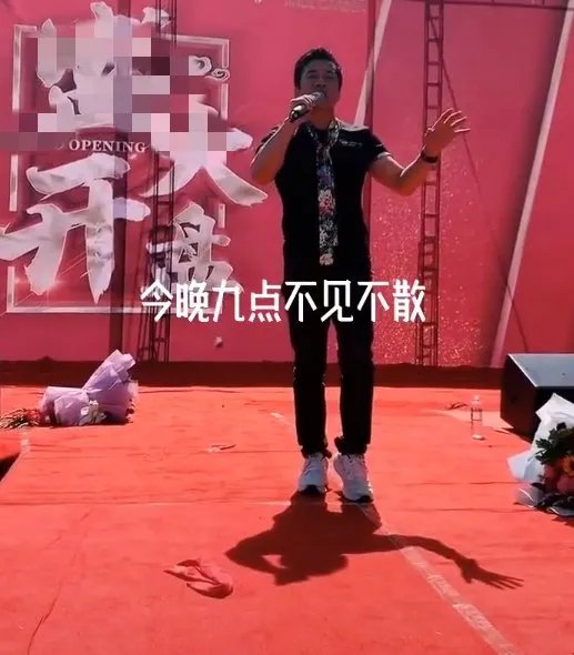 流浪歌王陈星帮陈光标提衣服，那她的娇妻长得怎么样？