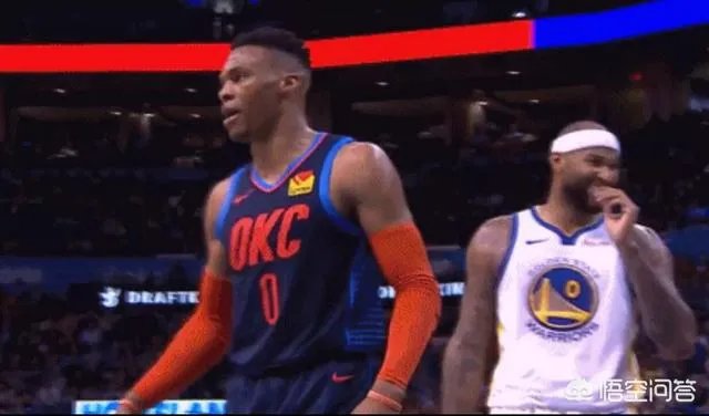 勇士大胜雷霆，比赛中威少吃技犯后，考神汤神在一旁幸灾乐祸的偷笑，你怎么看？