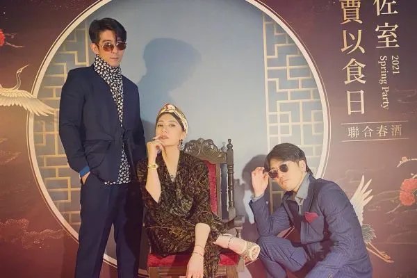 贾静雯化身理发师全家换新发型,她的手艺到底如何?