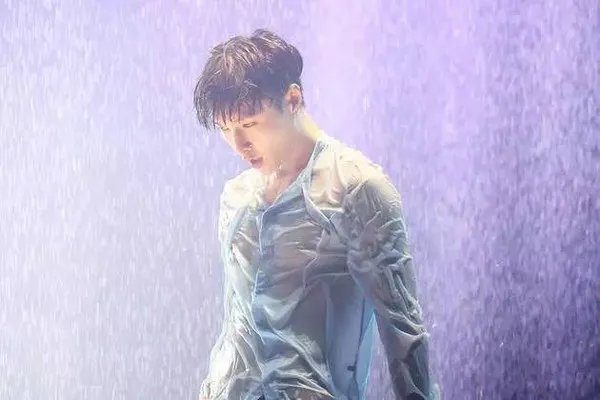 张艺兴回应假唱风波，文字解释和实力证明哪个更重要？