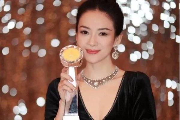 杨幂诈捐门被喷，章子怡捐款少被骂，为何明星收入丰厚却不愿做慈善?