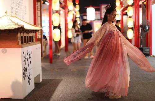 用汉服证件照登记结婚被民政局拒,如何评价民政局这一行为?