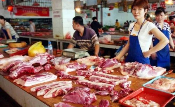 云南瑞丽肉价飞涨至100元,导致肉价飞涨的原因是什么?