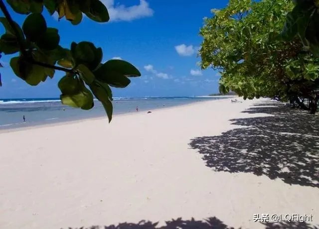 问巴厘岛当地有哪些好的酒店和度假村？