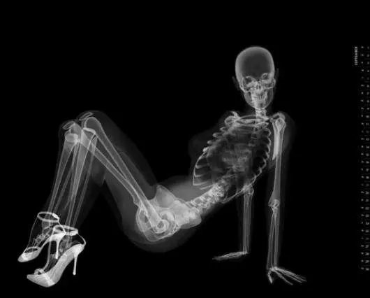 乌克兰正妹晒“露骨”照片走红 另类的福利美照