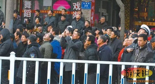 兰州张掖路泰生大厦顶楼突发大火 幸无人员伤亡
