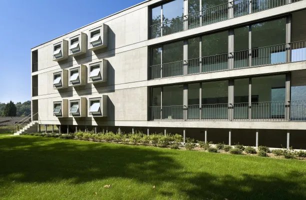 小学误开紫外线灯灼伤学生眼睛，此事学校会负全责吗？