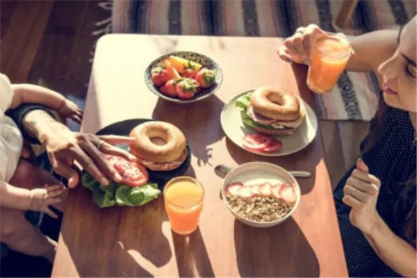 56岁于文华带84岁婆婆吃早餐，她们之间的婆媳关系如何？