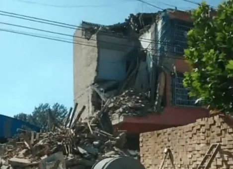 河南周口四层楼房坍塌是怎么回事？