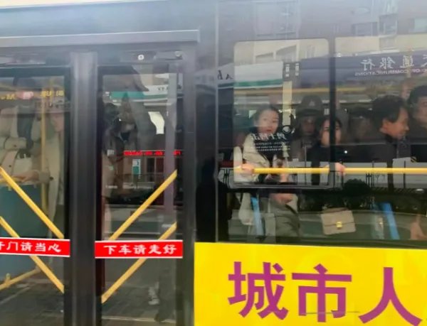 公交车每平方米站多少人