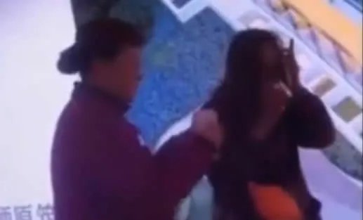 陌生人递纸巾是什么情况：暖心画面（附递纸巾故事）