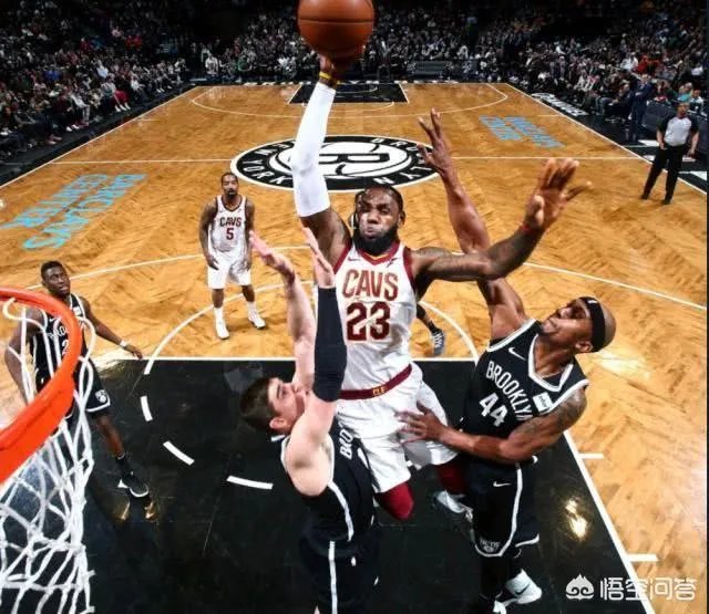 骑士VS篮网，詹姆斯中路隔着两人暴扣，起跳高度高出防守人一只手臂，怎么评价？