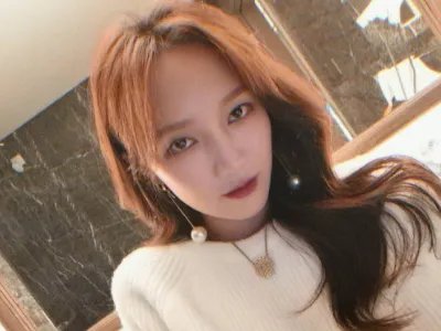 孟佳新歌封面疑似抄袭，你觉得她的封面像是抄袭吗？理由是什么？