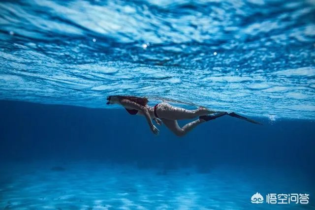 为什么有些溺水死亡的人被人拉上来胳膊和腿都是卷曲着的？