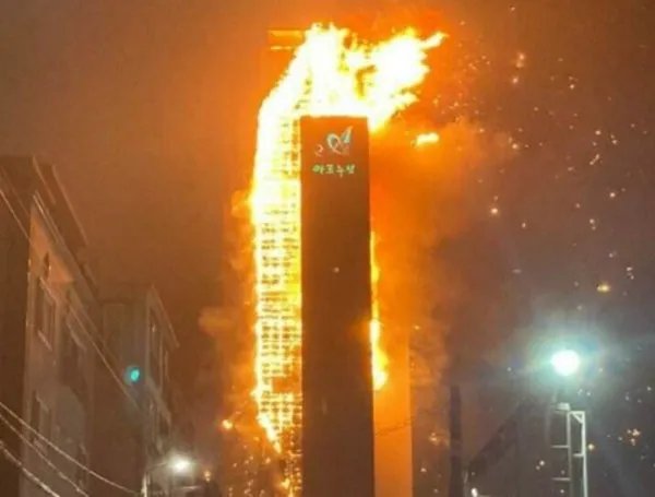 韩国某33层高楼突然发生火灾，当时的现场是什么样的？