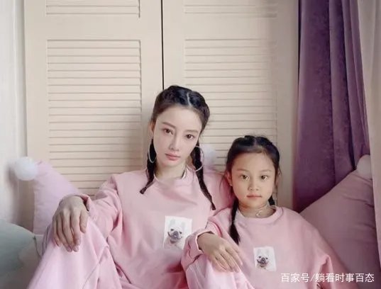 贾乃亮晒合照祝甜馨生日快乐，李小璐对此有何回应？