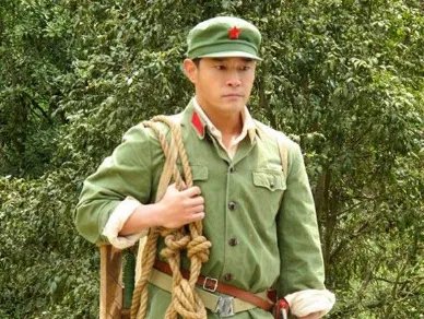 他是毁掉庾澄庆家庭的真凶，殴打伊能静，如今还是一个人生活，他是谁？