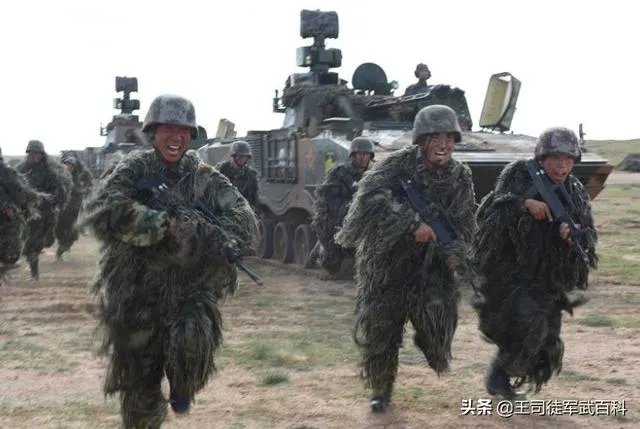 演习时用的空包弹，中弹后为什么会冒烟？