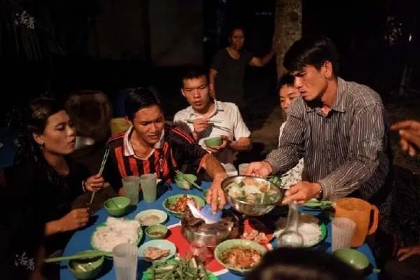 越南一儿媳敬酒公婆不愿接，新郎怒砸婚礼现场，你赞成新郎这么做吗？