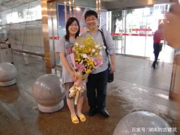 西单女孩在地下通道一唱成名并登上春晚，后来如何了？