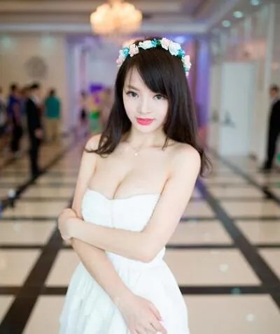 【图】2012CJ雅典娜女神李玲走红 爆乳装露底裤抢镜