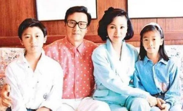 谢贤与前妻狄波拉生了一对优秀的儿女，为什么最后还是以离婚收场？