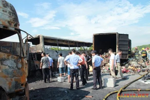 湖南发生严重车祸 货车大巴相撞爆炸仅4人逃出