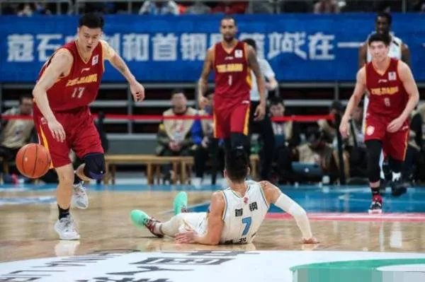 林书豪在CBA面对的防守强度是个什么水平?比在NBA时,哪个更强?
