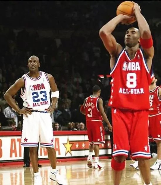 乔丹的全明星告别赛上,科比罚球时为什么全场观众狂嘘科比?