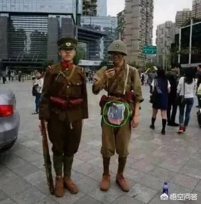 两名中国男子穿日本军服在南京抗战遗址前拍照，这种行为如何看待？