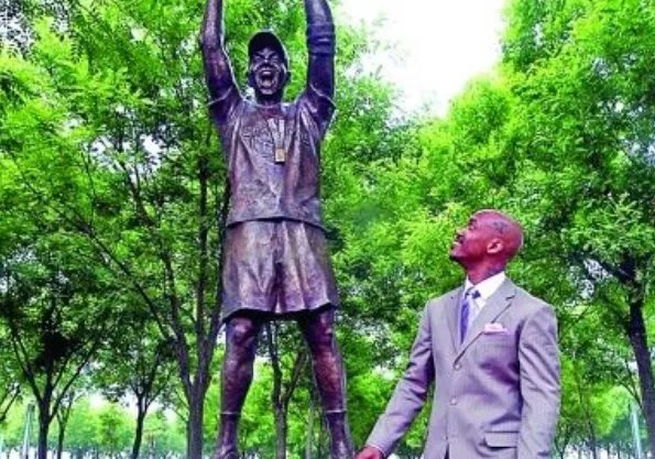 马布里铜像摆在哪?