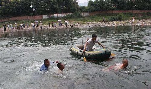 女孩失足落水在湖面漂浮自救，溺水该如何自救？