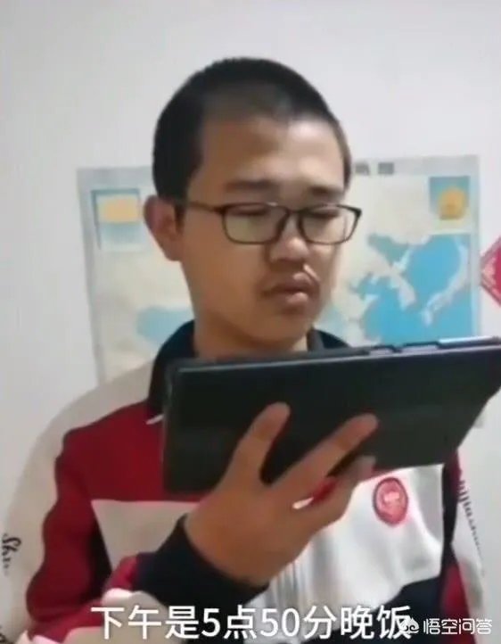 河北一高中在线教育,要求学生穿校服,做早操,与平是在学校规则制度相同,各位怎么看?