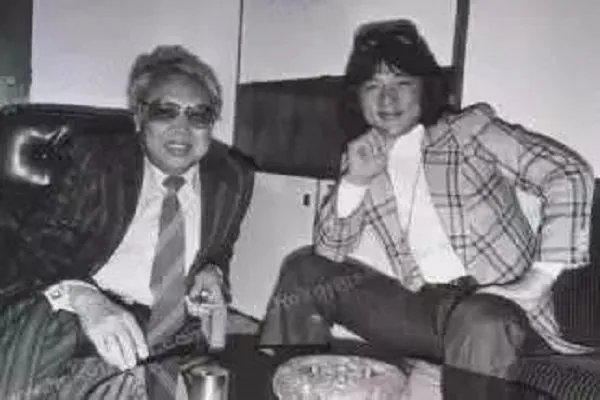 成龙选择离开曾经捧红他的罗维，然而却遭到人身威胁？