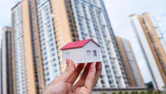 女租客半夜发微信退租，房东进屋后发现屋里被糟蹋的不像样，对此你怎么看？