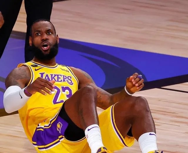 总决赛G1，詹姆斯被克劳德屡次挑衅，戴维斯为其出头，怎么看？