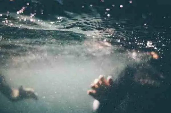 女孩失足落水在湖面漂浮自救，溺水该如何自救？