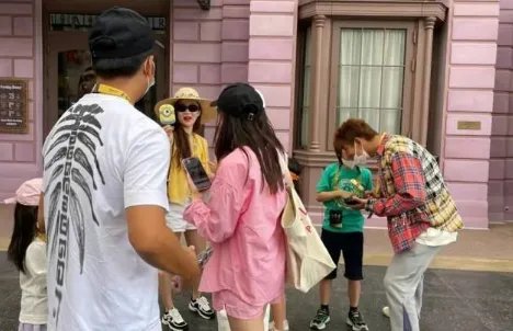 霍思燕带儿子出门游玩，嗯哼穿绿色T恤配五分裤，越来越像杜江，啥颜值？