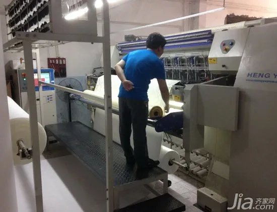 11月齐家网家装博览会中华丹迪床垫老总签售