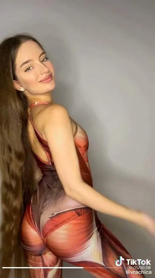 乌克兰正妹晒“露骨”照片走红 另类的福利美照