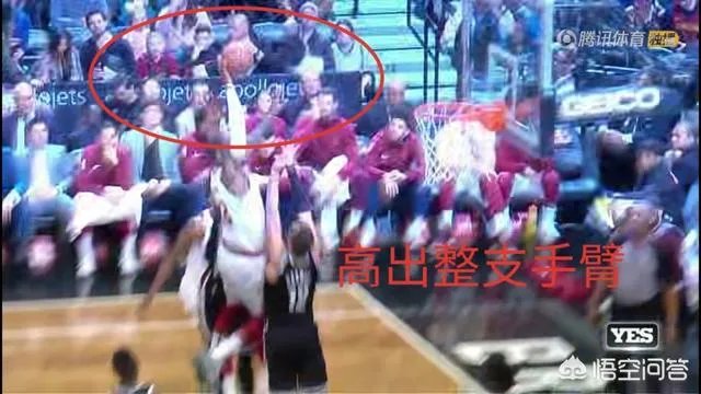 骑士VS篮网，詹姆斯中路隔着两人暴扣，起跳高度高出防守人一只手臂，怎么评价？