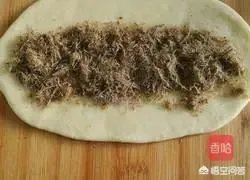 外面有一层薄皮、里面有夹心，然后两边还有肉松的一种面包，是什么面包呢？怎么做比较好吃，特别想吃？