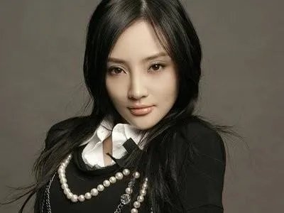 李小璐服装店日销额12万，与明星的收入相比是否有些寒酸？