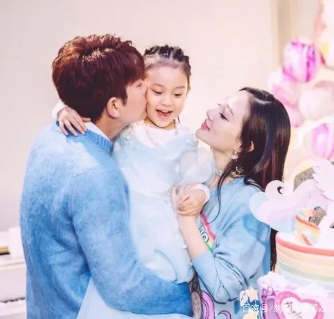 贾乃亮晒合照祝甜馨生日快乐,李小璐对此有何回应?